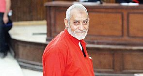 القضاء العسكري المصري يقضي بالسجن 10 سنوات لمرشد الإخوان