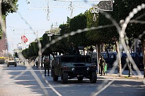 تونس تمدد العمل بحالة الطوارئ لشهرين إضافيين