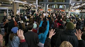 متظاهرون يغلقون مطارا بأمريكا