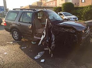 اصطدام مركبة بعامود انارة