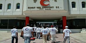 الهلال الأحمر توزع طرودا إنسانية لمعهد الأمل للأيتام بغزة