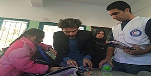 الهلال الأحمر توزع مساعدات على طلبة فلسطينيين في شرق غزة