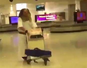بالفيديو.. مصري قادم الى مطار الكويت يرتدي ملابس فرعونية غريبة