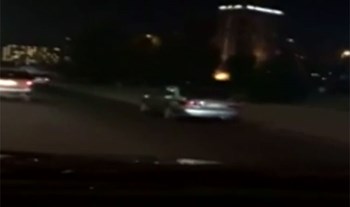 بالفيديو..مخمور يتسبب بحادث غريب على طريق في الكويت