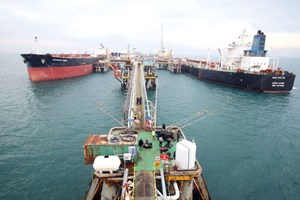 ما آثار انخفاض أسعار النفط دولياً؟