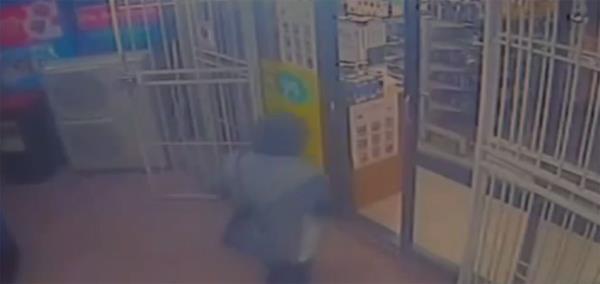 بالفيديو: بائع في متجر يتعرض لهجوم دموي بسكين