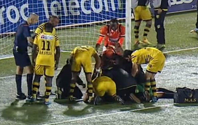 حارس مرمى ينجو من الموت على الهواء مباشرة