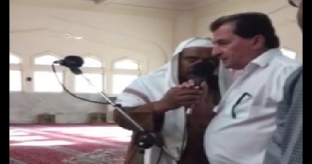 فيديو: مهندس فرنسي يعلن إسلامه في أحد مساجد الرياض