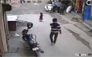 فيديو: معجزة تنقذ طفلة هندية من دهس سيارة