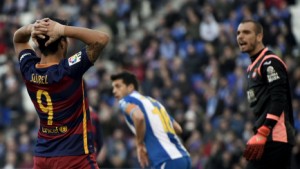 Football Soccer - Espanyol v Barcelona - Spanish Liga BBVA -Cornella-El Prat stadium in Cornella de Llobregat, Spain - 2/1/16 Barcelona's Luis Suarez (L) reacts next Espanyol' goalkeeper Pau Lopez during the match. REUTERS/Stringer EDITORIAL USE ONLY. NO RESALES. NO ARCHIVE