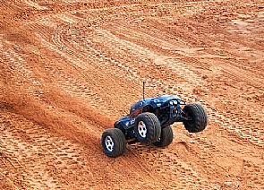 الكويت تستضيف بطولة السيارات اللاسلكية