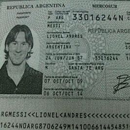 محاكمة موظف في مطار دبي صور جواز سفر ميسي