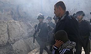 اشتباكات عقب اقتحام مستوطنين بنايتين بالخليل