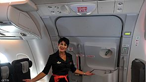 الماني فتح مخرج الطوارئ بالطائرة ‘للدعابة’