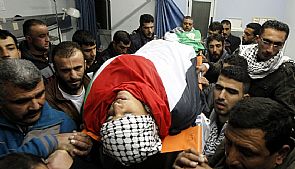 آلاف الفلسطينيين يشيعون جثامين 14 شهيداً في الخليل