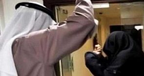 ‘عاق’ يضرب والدته، وأخ يحاول طعن شقيقته بالساطور، ومصرع عائلة في حادث