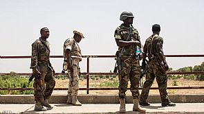 اتهام وزير الدفاع السابق في نيجيريا بالفساد