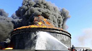 حرائق هائلة في خزانات نفطية ليبية بعد قصف داعش لها