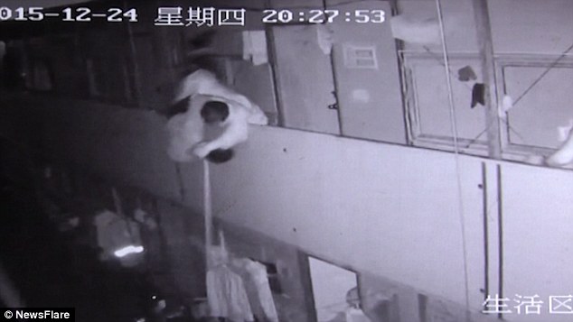 فيديو: عامل بناء يرمي زميله من الطابق الثاني بعد شجار بينهما