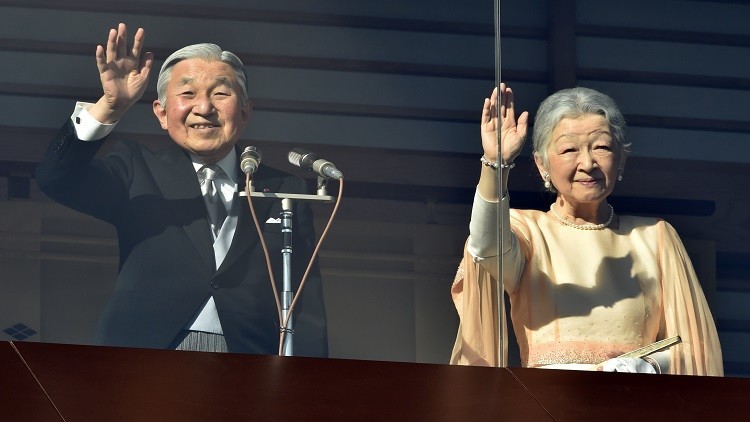 إمبراطور اليابان يحيي شعبه خلف زجاج مضاد للرصاص