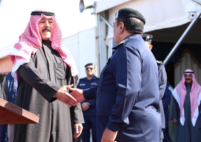 فيديو : وزير الداخلية يحيي اللواءعبد الفتاح العلي امام الجميع ويرفع عقالة لرجال الداخلية