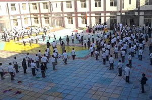 البرد يلغي الطابور في المدارس