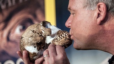 اكتشاف “إنسان” بدماغ صغير!