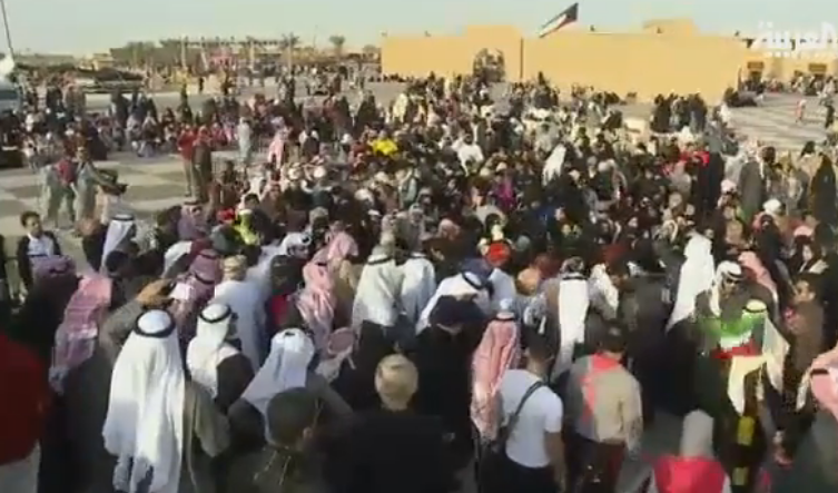 بالفيديو كويتيون يسعون لدخول #غينيس بأكبر قدر حلوى عمانية في العالم