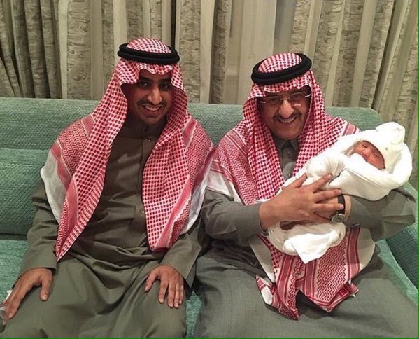 صور: الملك سلمان‬⁩ يهنئ ⁧‫ولي العهد‬⁩ على قدوم حفيده الجديد