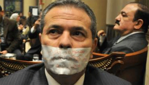 شاهد: بالفيديو توفيق عكاشه يغادر مجلس الشعب مكمم الفم بلاصق مكتوب عليه”ممنوع من الكلام”