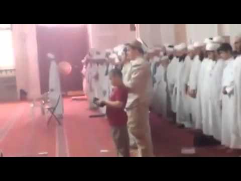 فيديو: مواطن سعودي يصور صلاة غريبة في احد مساجد المدينة المنورة