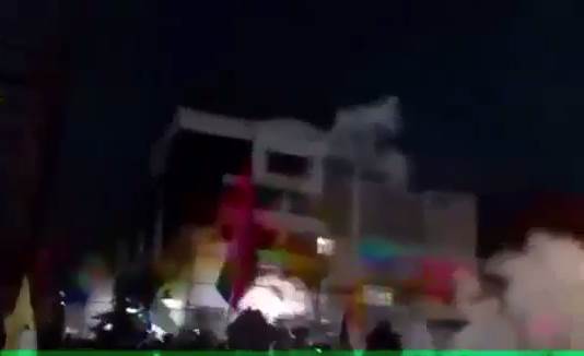 فيديو: حرق القنصلية السعودية في ايران ردآ على حكم السعودية باعدام نمر النمر
