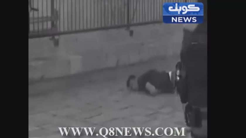 فيديو مؤلم: الشهيد الفلسطيني محمد أبو خلف طعن جنديين من جنود الإحتلال فقتلوه بخمسين رصاصة