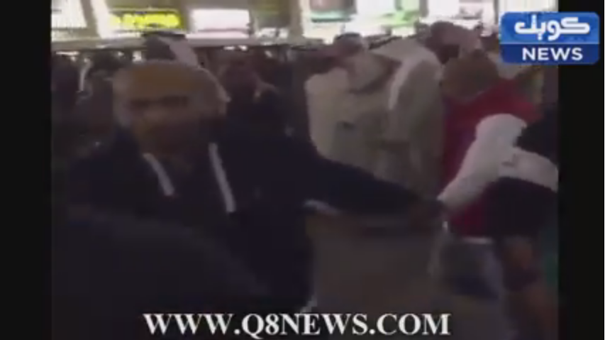 شاهد أبناء الكويت يحرسون أميرهم في سوق المباركية