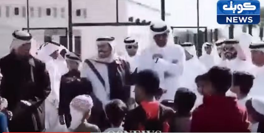 فيديو: #أمير_قطر الشيخ تميم بن حمد يفاجئ الاطفال ويلعب معهم «حافي القدمين»