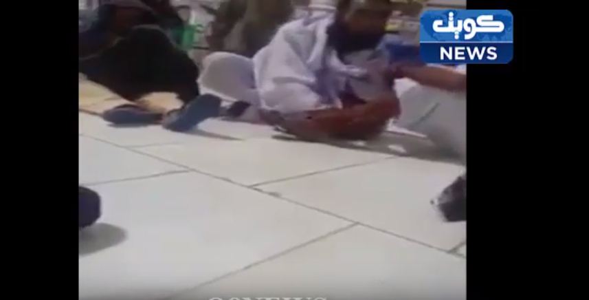 فيديو رائع: شاب يجسد المعنى الحقيقي لـ”وَاخْفِضْ لَهُمَا جَنَاحَ الذُّلِّ مِنَ الرَّحْمَةِ “