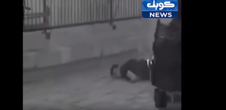 فيديو مؤلم: الشهيد الفلسطيني محمد أبو خلف طعن جنديين من جنود الإحتلال فقتلوه بخمسين رصاصة