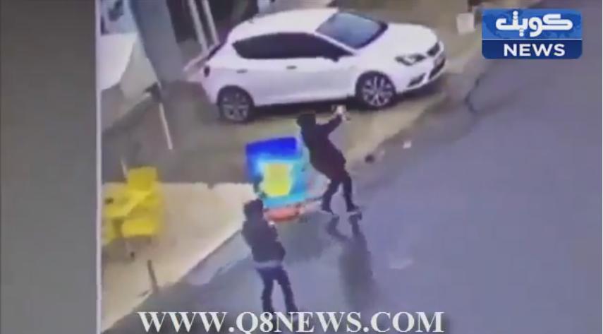 فيديو: ‫لحظة قيام سيدتان بالهجوم على مركز امني في اسطنبول‬