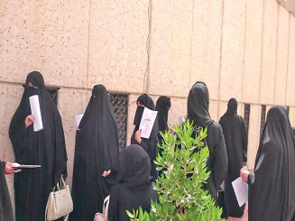 معلمو «العربية» اعتصموا احتجاجاً على نتائج «الإشرافية»