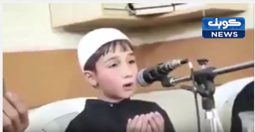 فيديو: مقطع مؤثر لأب يجيز ابنه الذي ختم القرآن حفظا .. بالغوطة الشرقية في سوريا