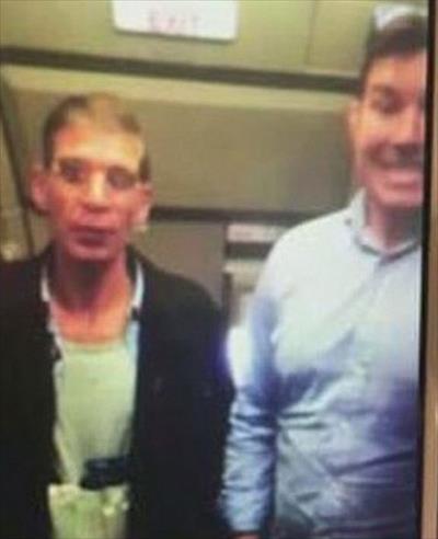 هل ستكون ” السيلفي ” الأغرب في التاريخ ..راكب يلتقط صورة مع خاطف الطائرة المصرية
