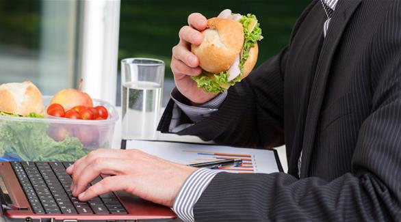لهذا السبب يجب التوقف عن تناول الطعام على المكتب