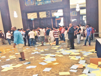 طلبة يحطمون صناديق انتخابات «اتحاد مصر»