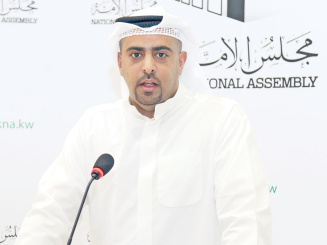 النصف يعيد توجيه سؤاله عن «محفظة الطالب» إلى العيسى