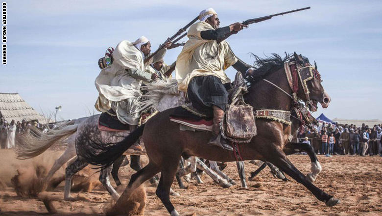 صور:”الفنتازيا”..فنون الدفاع عن النفس على ظهر الخيول تعود إلى الحياة بعد قرون طويلة في شمال أفريقيا