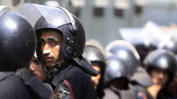 مصر.. 29 مصاباً في اشتباكات بين الأمن وجمهور الأهلي