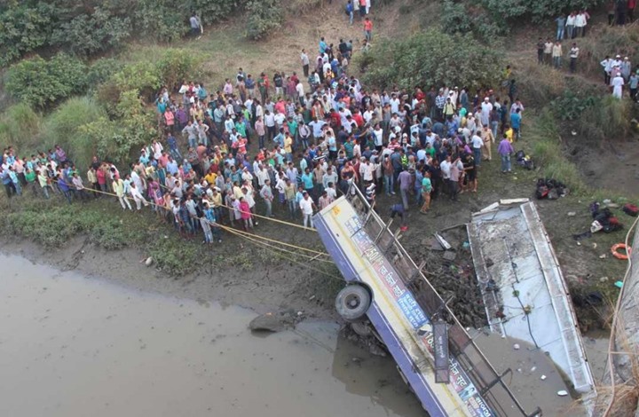 الهند: مصرع 25 فنانا إثر سقوط حافلتهم في واد