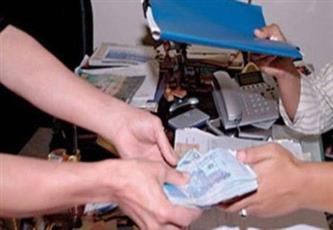 المستشار المرتشي.. أوقعته مئات آلاف الدنانير