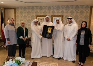 يومان إجازة دائمة لـ «الممرضين الكويتيين».. ووعود لـ «البدون»