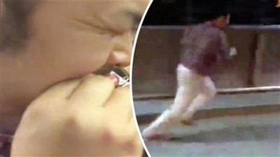 بالفيديو :بعد أن صوّرها خلسة.. أجبرته على إتلاف بطاقة الذاكرة بأسنانه